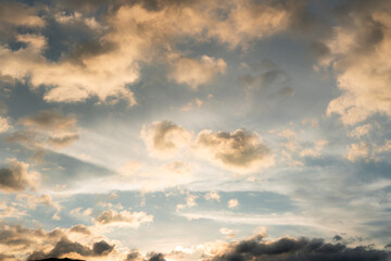 Obraz premium Orange sunset sky with bright sunlight