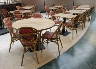 Mesas y sillas de un restaurante del centro comercial Islazul en Madrid, España 