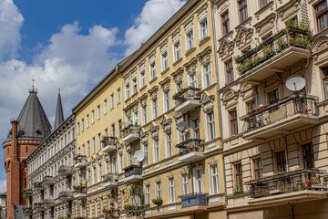 berlin, deutschland - sanierte häuser in kreuzberg mit wasserturm