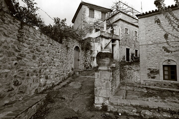 idyllische Gasse in dem griechischen Dorf Lagkada (Mani, Peloponnes, Griechenland)  // Idyllic...