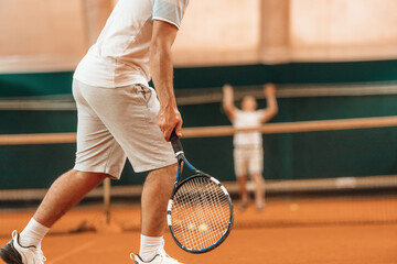 Particle view of man that is playing tennis