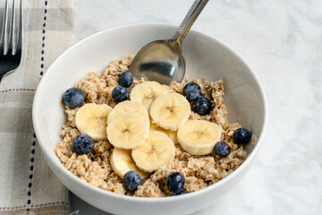 oatmeal top with bannanas and blue berries
