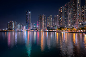 Obraz premium Dynamic Lights in the Urban Jungle: A Vivid Night-time Cityscape