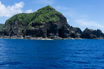 Obraz premium A stunning coastal view of a verdant island emerging from the blue ocean waters on Takashiki Island.