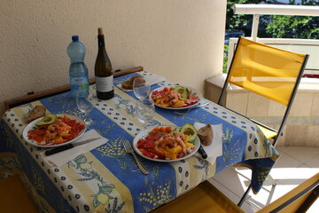 Assiettes de salade californienne sur une terrasse en été