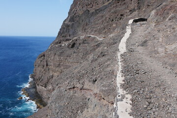 Weg am Fels über Meer auf São Vicente Kap Verde