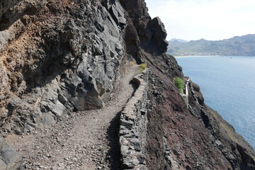 Weg am Fels in der Bucht von São Pedro auf São Vicente