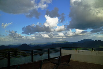 展望台から見る山々と雲