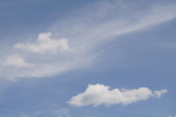 Reiner blauer und weißer Wolken Himmel mit Licht und Stimmung