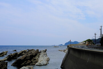 福井県しおかぜラインの堤防と海と岩と空