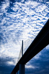 うろこ雲と橋