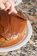 Preparando torta de cumpleaños