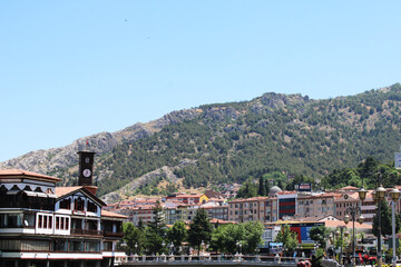 Obraz premium The magnificent river passes through the city of Amasya and the houses on the mountainside