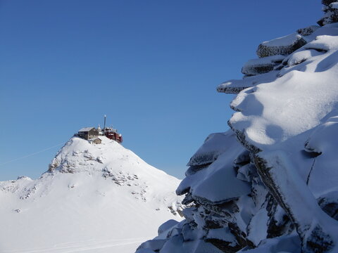 dr&uuml;ben der Hohe Sonnblick 3106m mit dem Zittelhaus und dem Sonnblick Observartorium an der Spitze