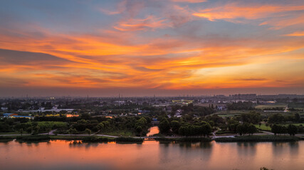 Naklejka premium The scenery of the city's fiery clouds at sunset