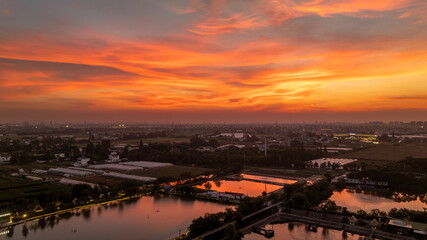 The scenery of the city's fiery clouds at sunset