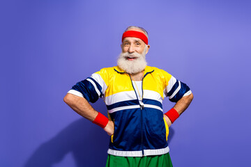 Obraz premium Elderly man wearing retro sportswear, showing fitness enthusiasm with a vibrant smile, embodies active lifestyle and fun workout spirit