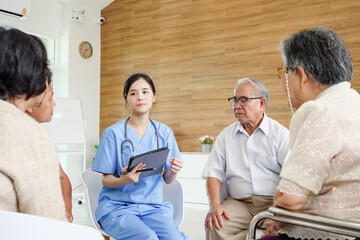 Obraz premium Nurse and elderly patient discussing health plan together, representing compassion, health literacy, and collaborative care in a nursing home environment.