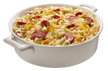 panela com arroz cremoso com linguiça, banana e cebolinha isolado em fundo transparente