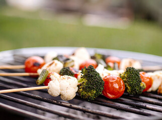 brochettes de légumes frais et barbecue