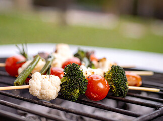 brochettes de légumes frais et barbecue