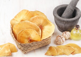 Keripik Sukun. Breadfruit chips are a food made from thinly sliced ​​breadfruit, then fried until dry and crispy. It tastes salty and usually has an onion aroma.