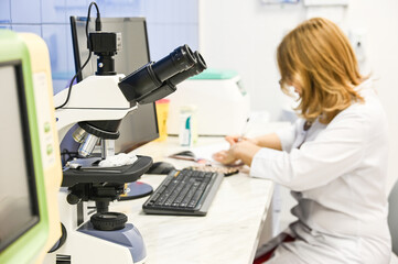 Connecting Microscopic Worlds to Digital Screens in the Lab