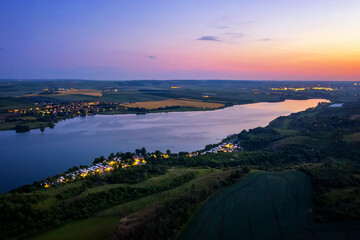 Der wunderschöne Süße See nach Sonnenuntergang mit dem beleuchteten Campingplatz und Aseleben auf der anderen Seeseite