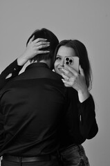 casal apaixonado faz fotos com celular 