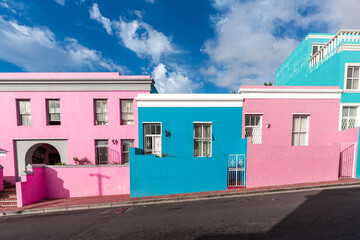 Rosa und Blau Häuser in Bo-Kaap unter Wolken