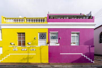 Gelbes und Magentafarbenes Haus in Bo-Kaap