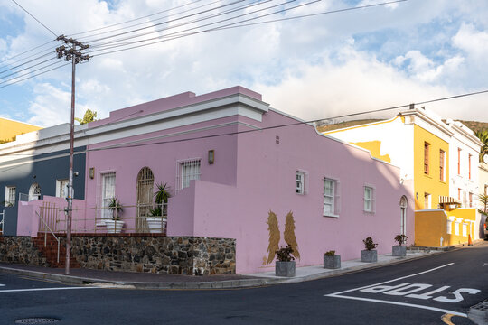 Rosa Haus und bunte Stra&szlig;e in Bo-Kaap