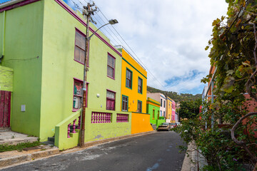 Farbenfrohe Straße in Bo-Kaap mit Wolkenhimmel