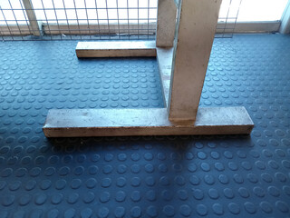 Metallic Support Structure on Textured Floor