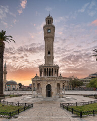 Obraz premium The historic Izmir Clock Tower and Konak Mosque in Konak Square at sunrise. Famous Ottoman landmark and popular tourist attraction in Izmir, Turkey