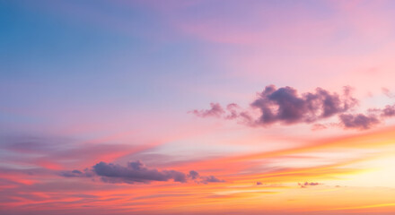 Obraz premium A vibrant, colorful sky filled with clouds, showcasing a beautiful sunset.