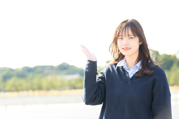 カメラ目線でご案内をする日本人女子高生