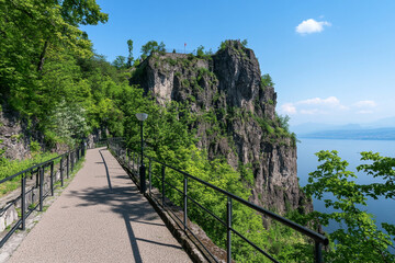 Fototapeta premium Oceanfront walkway offers stunning views and peace
