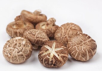 Jamur Shitake. Shiitake mushrooms (Lentinula edodes) are a type of mushroom that is popular in Asian cuisine.