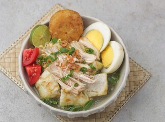 Soto ayam is a typical Indonesian food in the form of a type of chicken soup with a yellowish sauce. This yellow color is due to turmeric which is used as a spice