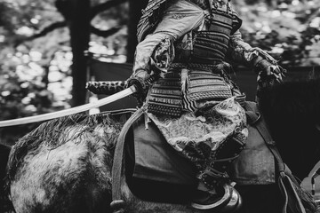 馬上で日本刀を構える人物