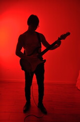 homem musico com guitarra elétrica 