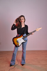 Obraz premium beldade mulher musico com guitarra elétrica 