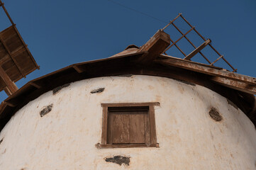 Molino de El Roque en el paisaje rural de Fuerteventura