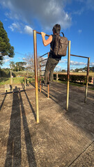 Fototapeta premium homem fazendo exercicios em area externa 