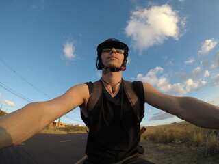 homem  ciclista anda de bicicleta 
