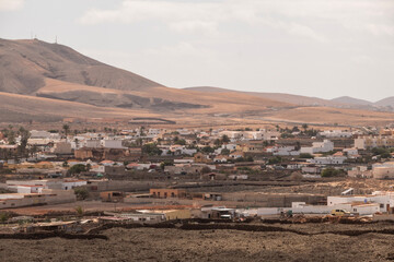 Vista panorámica del pueblo de Villaverde desde la montaña rodeado de paisaje volcánico, Fuerteventura