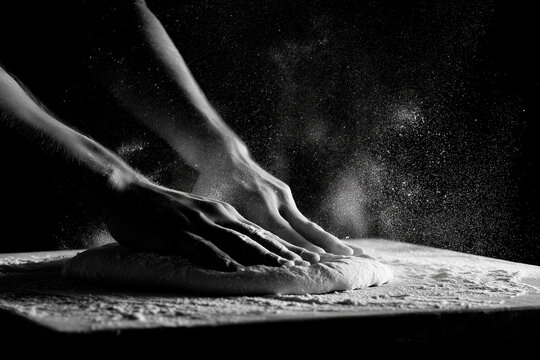 Elaboraci&oacute;n artesanal pizza - Manos amasando con harina - Blanco y negro 