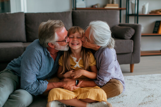 Abuelos con su nieta - Momento tierno familiar - Personas mayores y ni&ntilde;a 