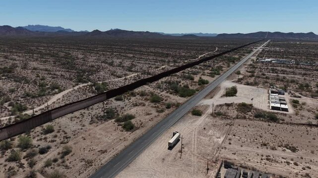 Toma a&eacute;rea del muro que divide a Estados Unidos y M&eacute;xico, en la frontera entre Sonoyta, Sonora del lado mexicano y Arizona del lado Estadounidense. 
Donde se ve la dimensi&oacute;n del desierto dividido.